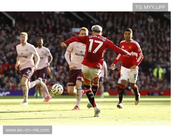 曼联通过二次落点制造威胁，加纳乔补射偏出