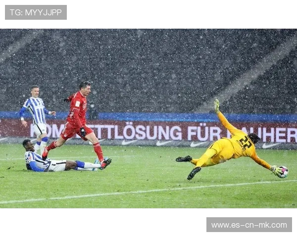 莱万脚后跟传球造成混乱，拜仁制造连续威胁